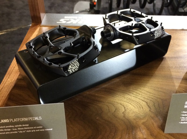 2015-specialized-boomslang-flat-mountain-bike-pedal01