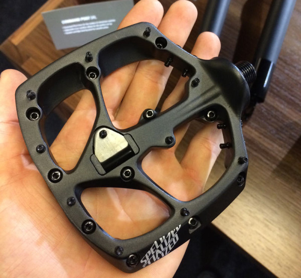 2015-specialized-boomslang-flat-mountain-bike-pedal02
