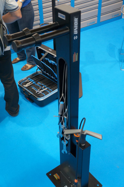 Unior-trail-side-bike-path-tool-station01