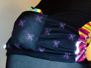 Lache-London_Kalas_lightweight_Chervon_cycling_jersey_pocket_detail