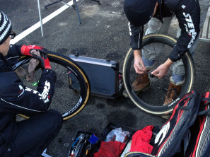 CX-Worlds_Paul-Lindenau_last-minute-gearing_swap