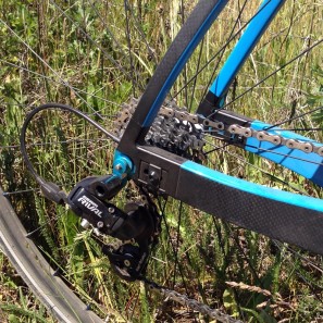 Fabike_flexible_adjustable_carbon_road__bike_framset_driveside_adjustable-sliding-dropout