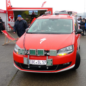 BFS15_Christoph-Strasser_24hr-world-record_896km_Specialized_chase-car