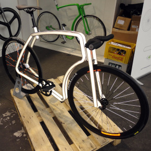 BFS15_Viks_stainless-steel_singlespeed_city_bike_Happarel-reflective-paint_with-flash
