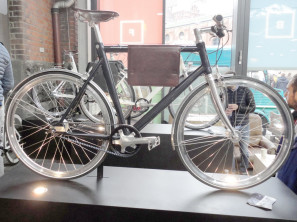 BFS15_Schindelhauer_Ludwig_aluminum_city-bike_fenders_Alfine_Large-leather-top-tube-bag_by-Eva-Blut