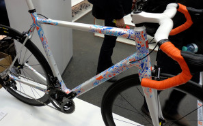 BFS15_Velocipedo_Cycle-Art_artist-Wasja-Gotze_handpainted_carbon_road_frameset