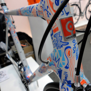 BFS15_Velocipedo_Cycle-Art_artist-Wasja-Gotze_handpainted_carbon_road_frameset_headtube-detail