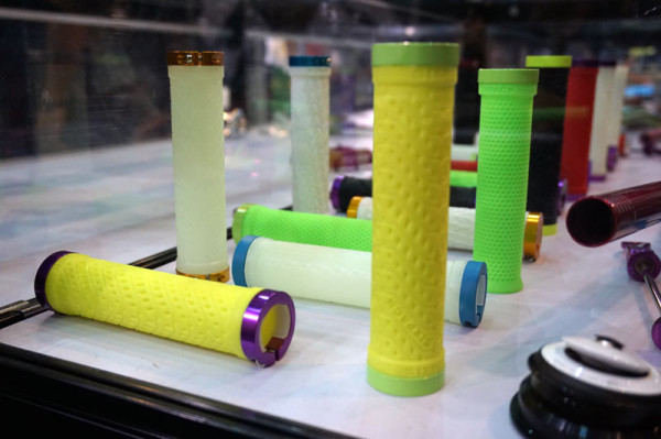 sixpack-components-glow-in-the-dark-bicycle-grips01