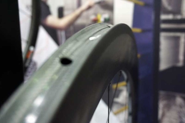 vittoria-graphene-carbon-fiber-road-bike-wheelset01