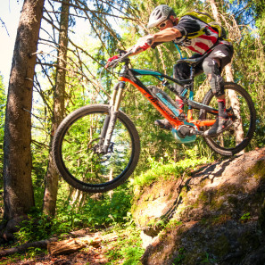 LaPierre_Overvolt_SX_800_Yamaha_mountain_ebike_MTB_drop-in_photo-by-Damian-McArthur