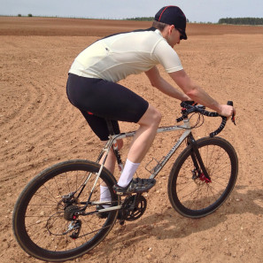 Isadore-Apparel_Asymmetric-Jersey_merino-wool-blend_Anthracite-Antique-white-black_Bib-Shorts_Socks_Signature-Cap_going