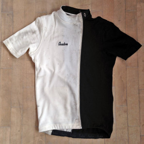 Isadore-Apparel_Asymmetric-Jersey_merino-wool-blend_Anthracite-Antique-white-black_dirty-front