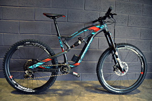 Lapierre_Spicy-Team_carbon_Enduro_mountain-bike_hallway-complete