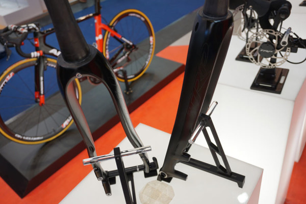 TRP-cyclocross-fork-12-or-15mm-thru-axle-with-mounts01