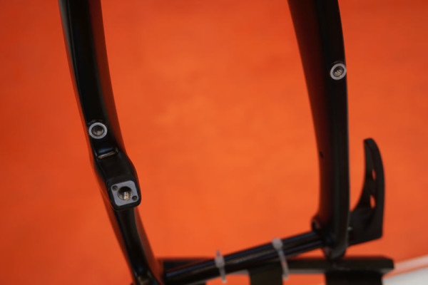 TRP-cyclocross-fork-12-or-15mm-thru-axle-with-mounts02