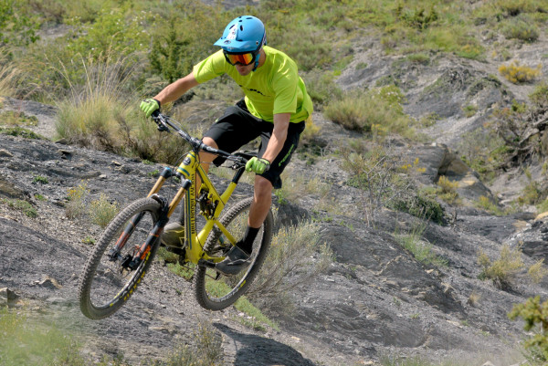 Urge-bike_All-In_half-shell-helmet_riding