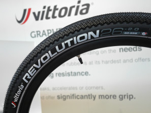 Vittoria_Revolution_26x2-0_fast-rolling-urban-file-tread-tire_Graphene