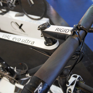 AX-Lightness_VIAL-Evo-Ultra_superlight-road-bike_custom-ultra-cockpit