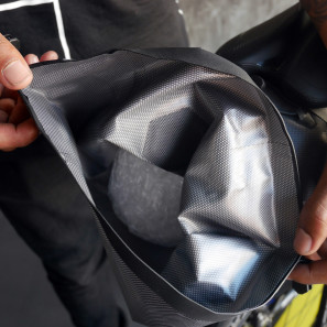 Apidura_new-fully-waterproof-sealed-saddle-pack_rubberized-interior