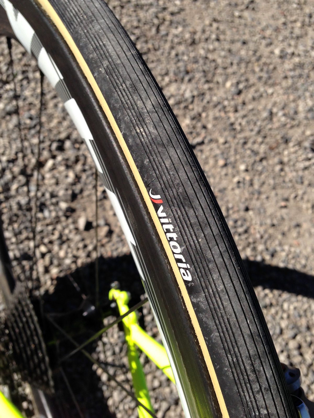 Vittoria_Corsa_siped-road_tubular-tire_Graphene-Plus_tread