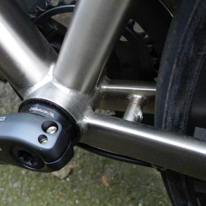 Boardman_SLR-Titanium-9-4_ti-disc-brake-endurance-road-bike_chainstay-bridge