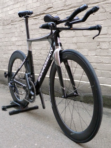 Boardman_TTE-9-8_carbon-aero-timetrial-bike_front-3-4