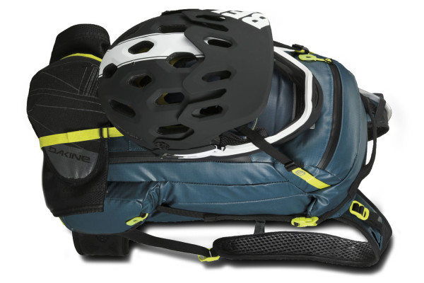Dakine_Seeker-15L-Pack_hydration-backpack_packed