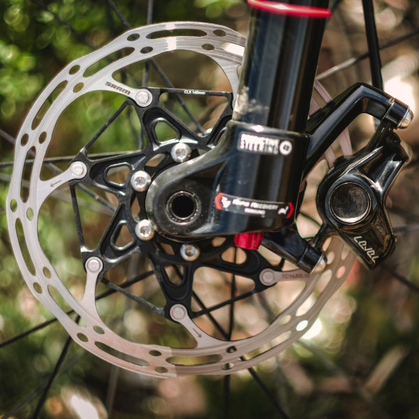 SRAM_Level-Ultimate-mountain-bike-disc-brakes_front-caliper+rotor_TLD