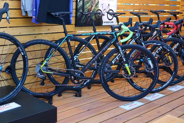 2017-Focus-Mares-CX-Carbon-Rival-cyclocross-bike01