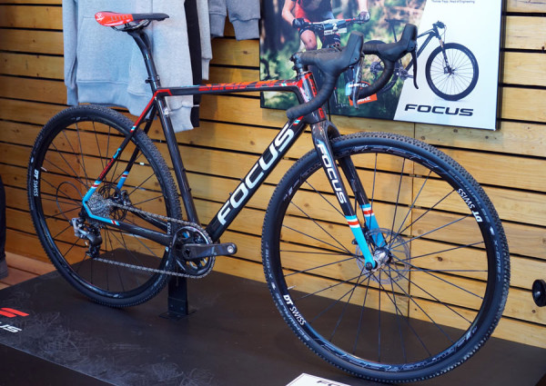 2017-Focus-Mares-CX-CarbonForce-cyclocross-bike01