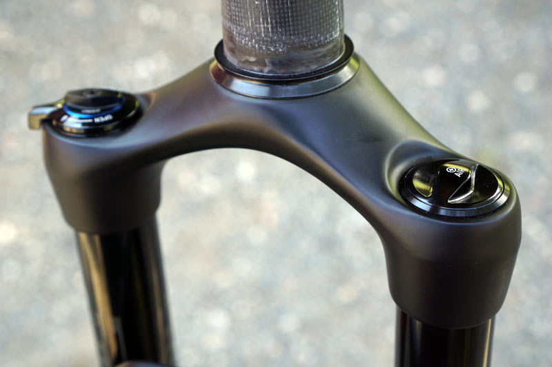 2017-Rockshox-SID-lightweight-XC-suspension-fork-crown01