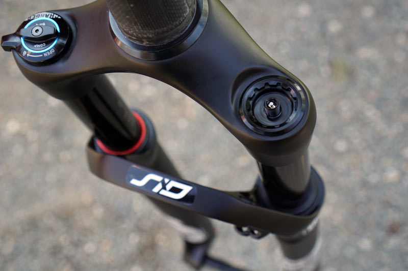 2017-Rockshox-SID-lightweight-XC-suspension-fork-crown02