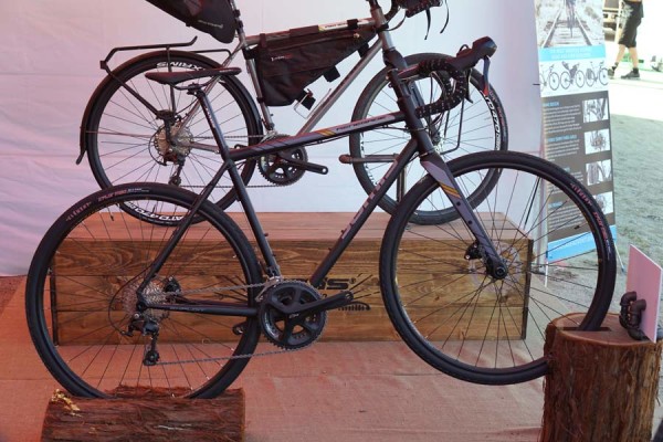 2017-jamis-renegade-exploit-steel-adventure-gravel-road-bike01