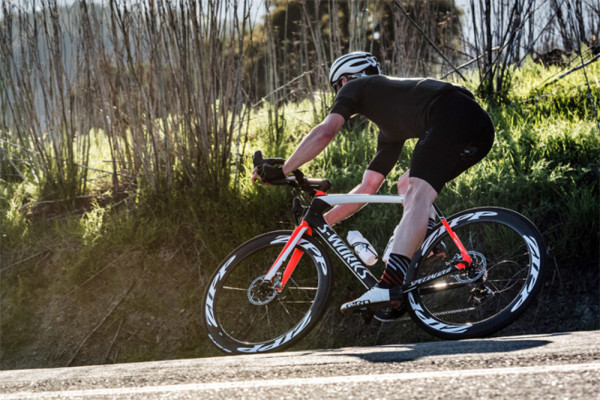 Zipp_404_disc-brake-aero-wheelset_riding