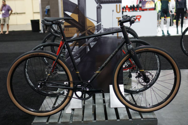 2017-bombtrack-outlaw-flat-bar-city-bike01