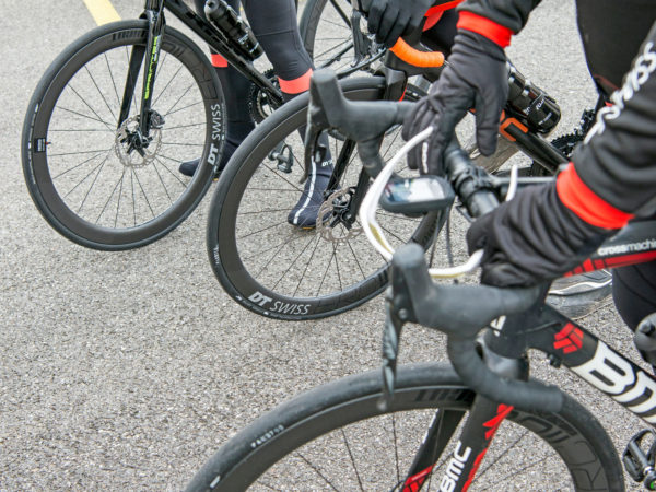 dtswiss_erc-1100_aero-wide-carbon-endurance-road-tubeless-clincher-wheelset_roll-out