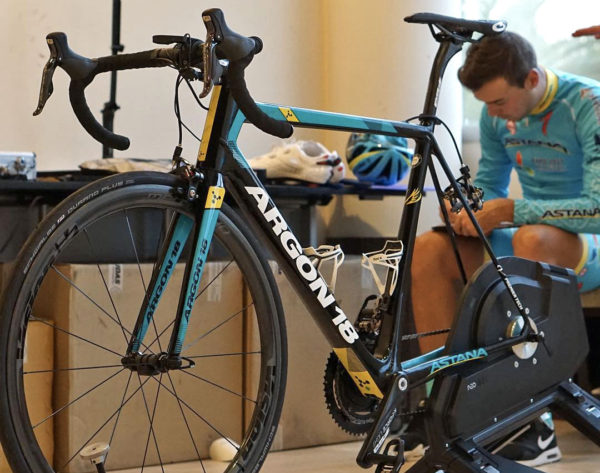 fsa-astana_new-k-force-we-semi-wireless-equipped-pro-team-argon18-road-bike_mixed-training-group
