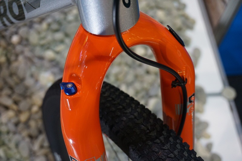 x-fusion ranger gravel bike suspension fork with inverted carbon crown and steerer
