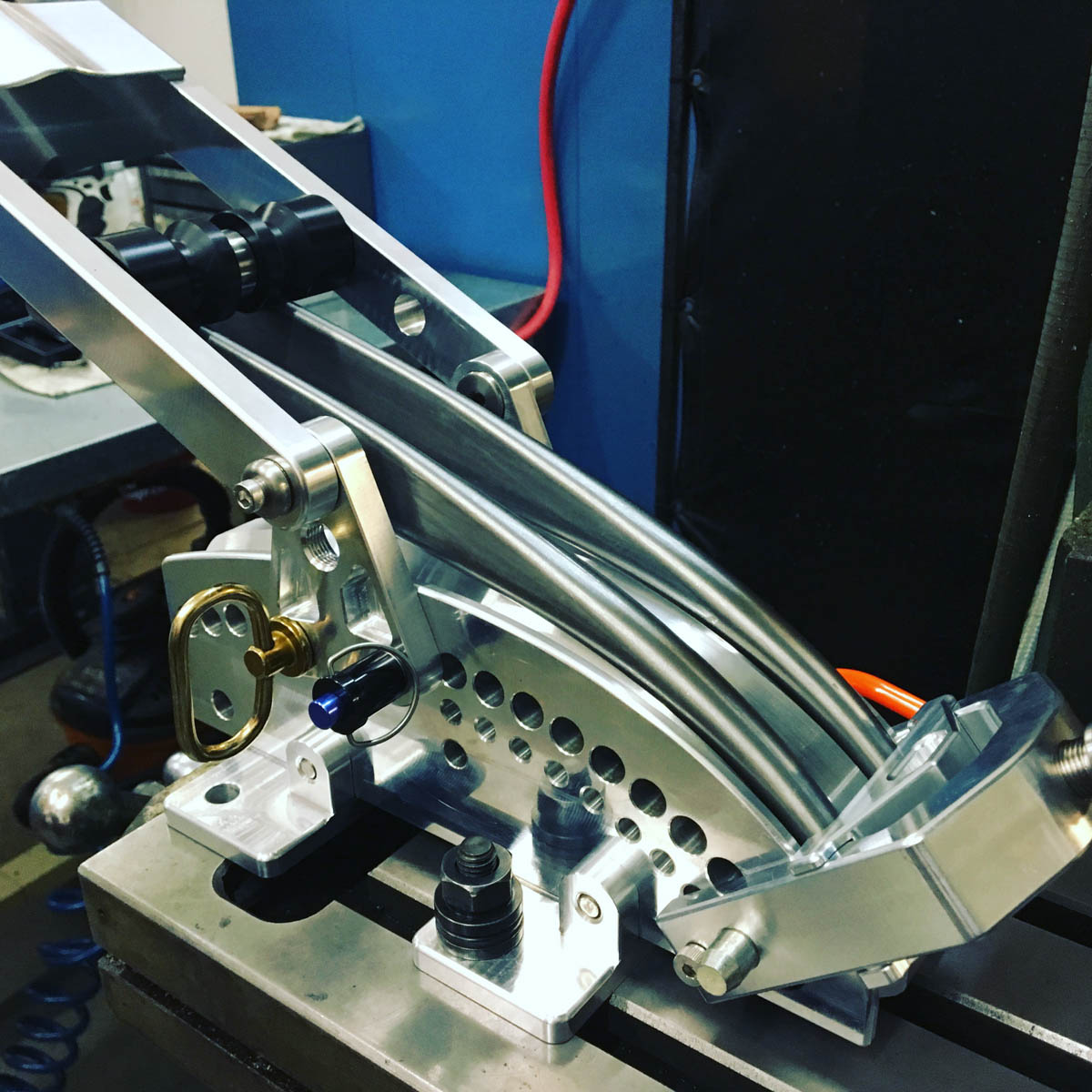 NAHBS 2017: Anvil Bikeworks to Make Metal Forks Great Again with Roberto, double blade bending tool