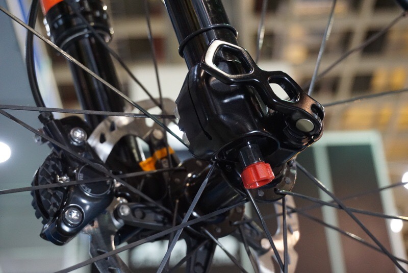 x-fusion ranger gravel bike suspension fork with inverted carbon crown and steerer