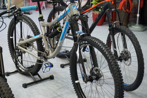 2018 SR Suntour Durolux enduro fork gets 29er and Boost wheel spacing
