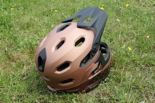 Bell 2018 Super DH, vents