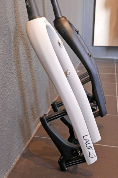 Lauf Grit SL carbon leaf spring 30mm lightweight gravel road bike suspension gravel fork Grit SL in white vs. Grit in black driveside