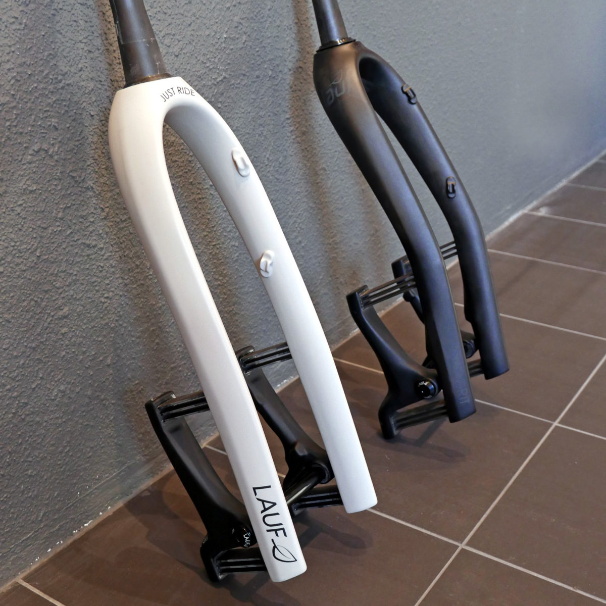 Lauf Grit SL carbon leaf spring 30mm lightweight gravel road bike suspension gravel fork Grit SL in white vs. Grit in black 3/4