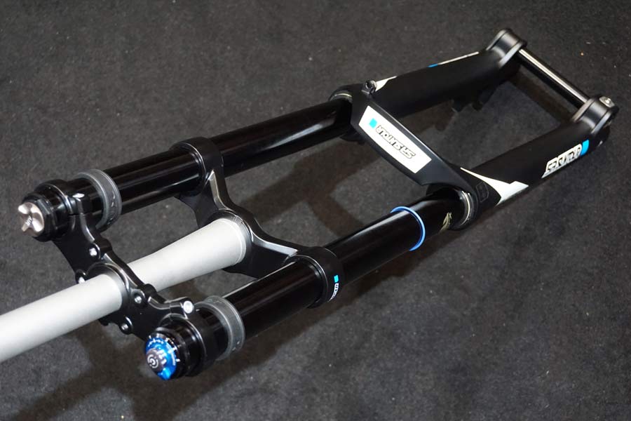 2018 SR Suntour RUX DH mtb fork for downhill mountain bikes gets a true 20mm Boost dropout