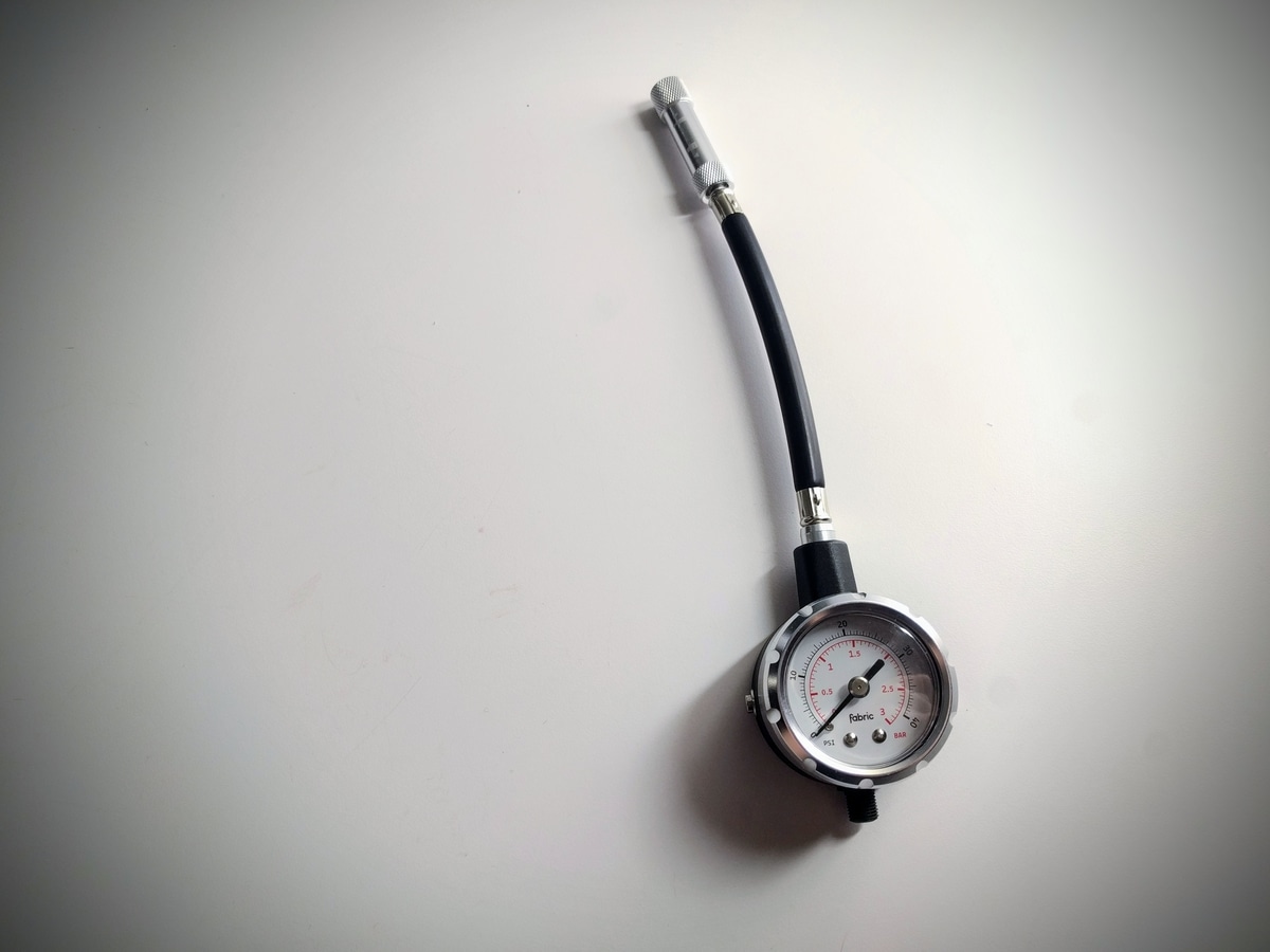Review: Fabric’s Accubar inline pressure gauge dials in low-pressure tires