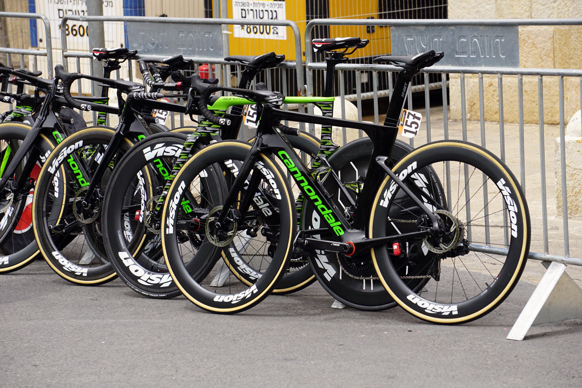 prototype cannondale aero disc brake road bike spotted at 2018 giro d-italia under Drapac pro cycling team