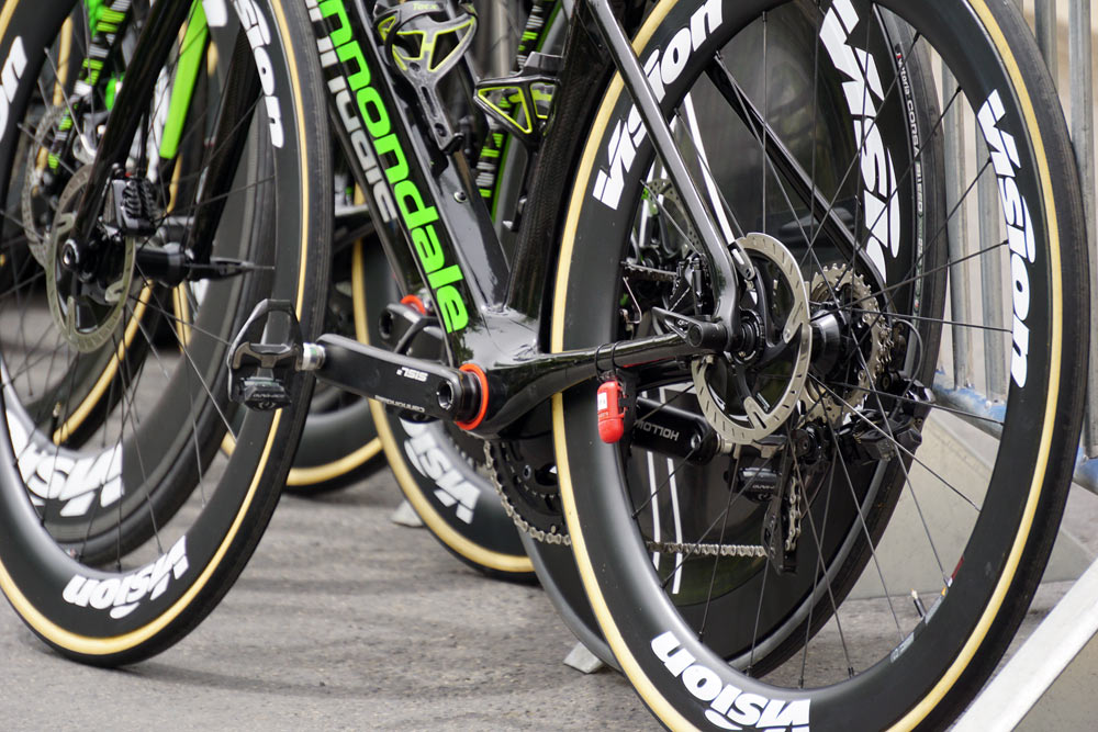 prototype cannondale aero disc brake road bike spotted at 2018 giro d-italia under Drapac pro cycling team