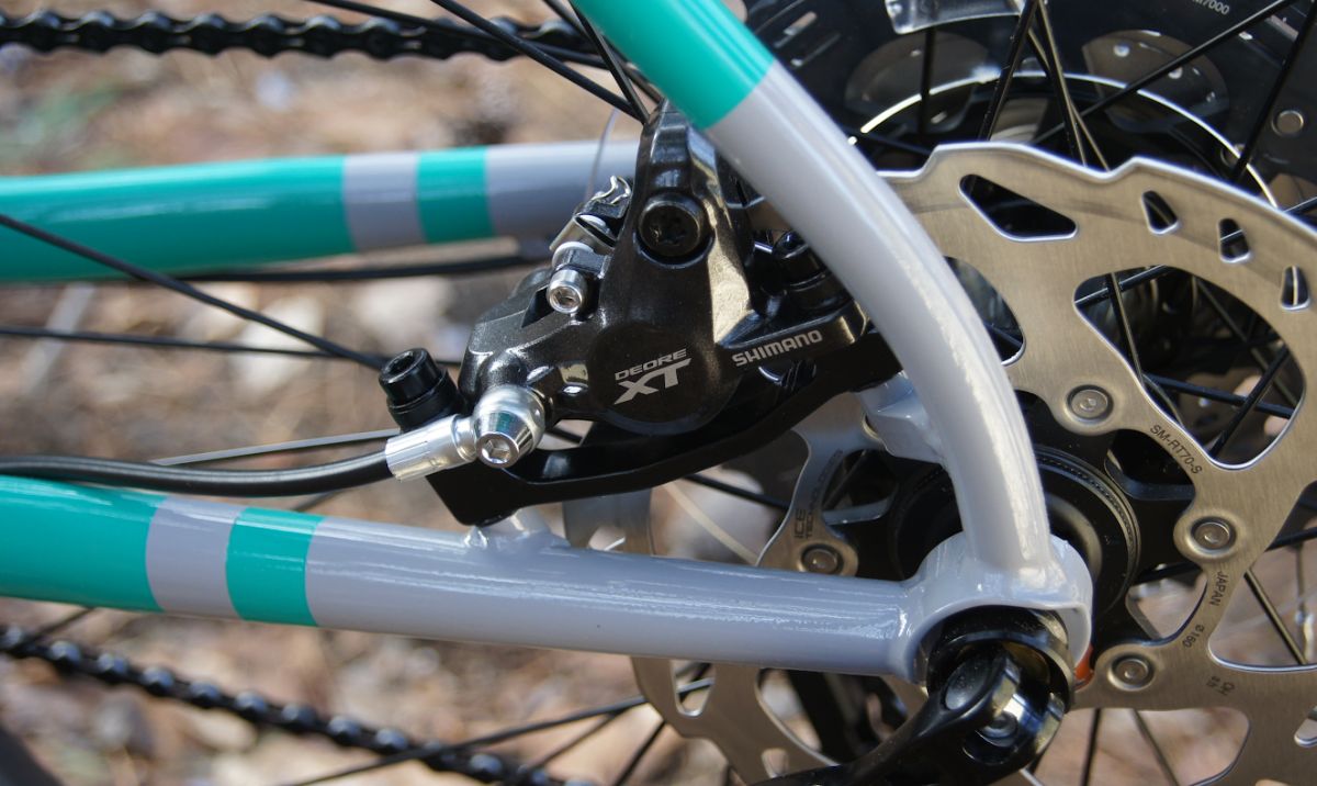 The 2018 Breezer Lightning Plus Team is a modern steel hardtail mountain bike has a mix of trail bike and XC geometry to handle both tight east coast trails and fast descents