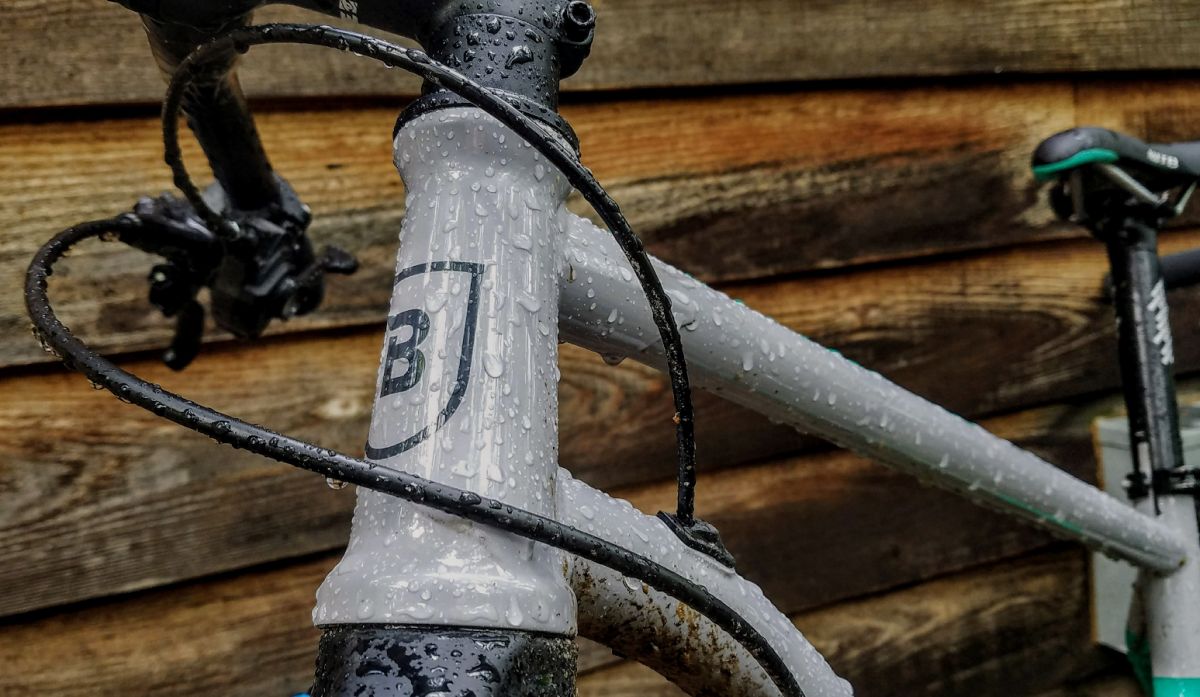 The 2018 Breezer Lightning Plus Team is a modern steel hardtail mountain bike has a mix of trail bike and XC geometry to handle both tight east coast trails and fast descents